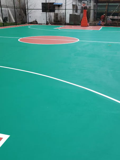镜铁区 球场长期使用易出现地面开裂